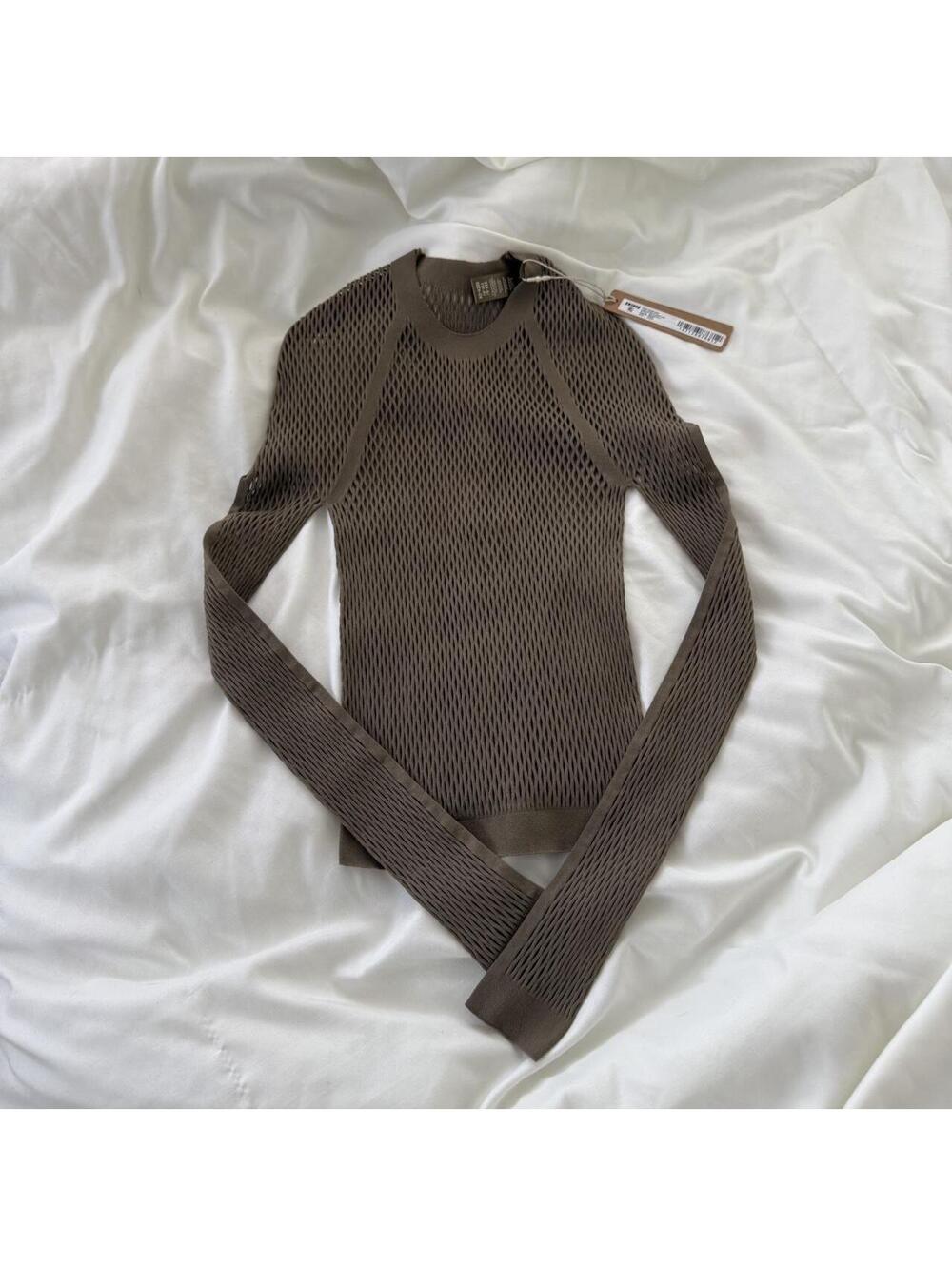 Skims army wrap knit long sleeve crop top tagged XXS-SMALL since it’s stretchy!